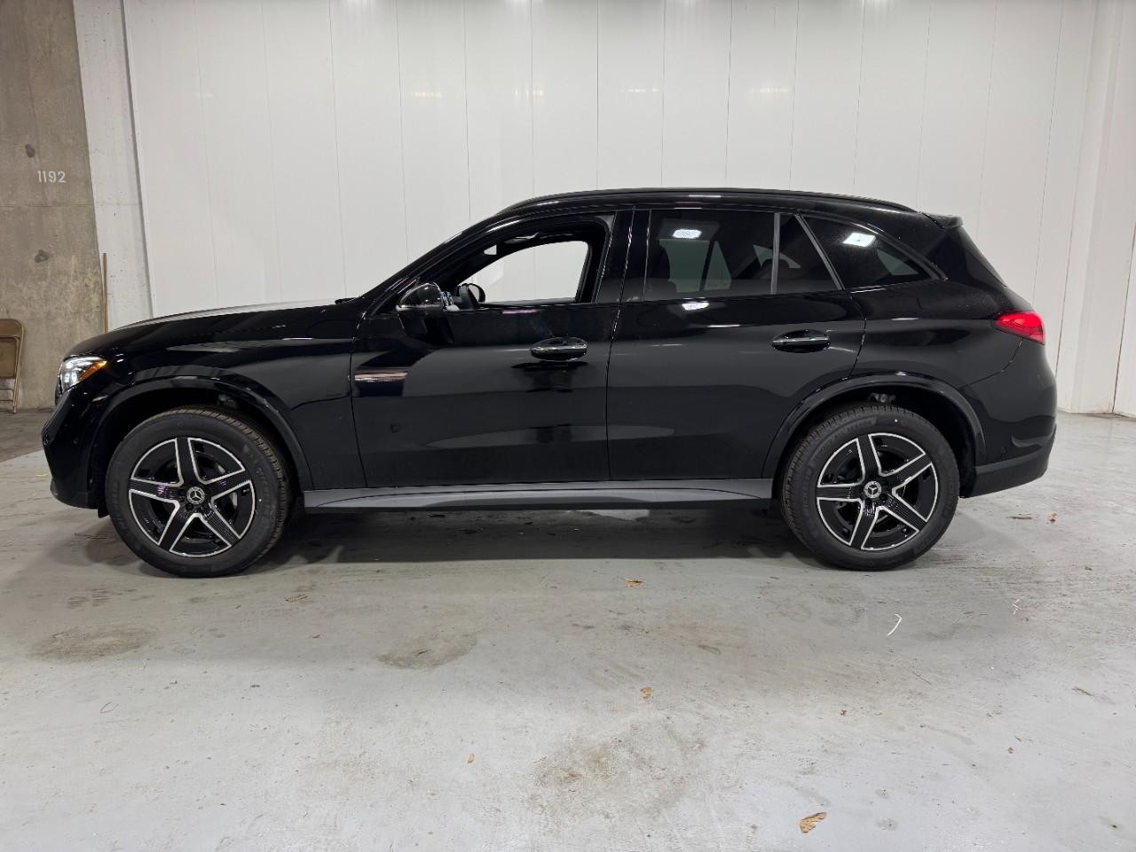 Mercedes-Benz GLC Vehicle Full-screen Gallery Image 2