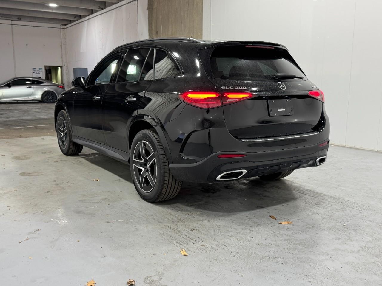 Mercedes-Benz GLC Vehicle Full-screen Gallery Image 3