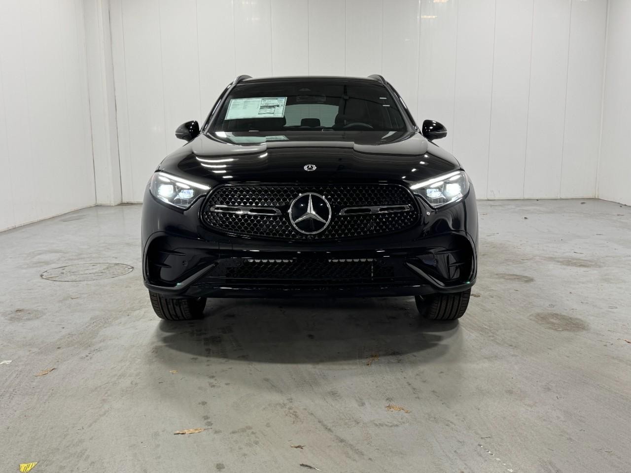 Mercedes-Benz GLC Vehicle Full-screen Gallery Image 7