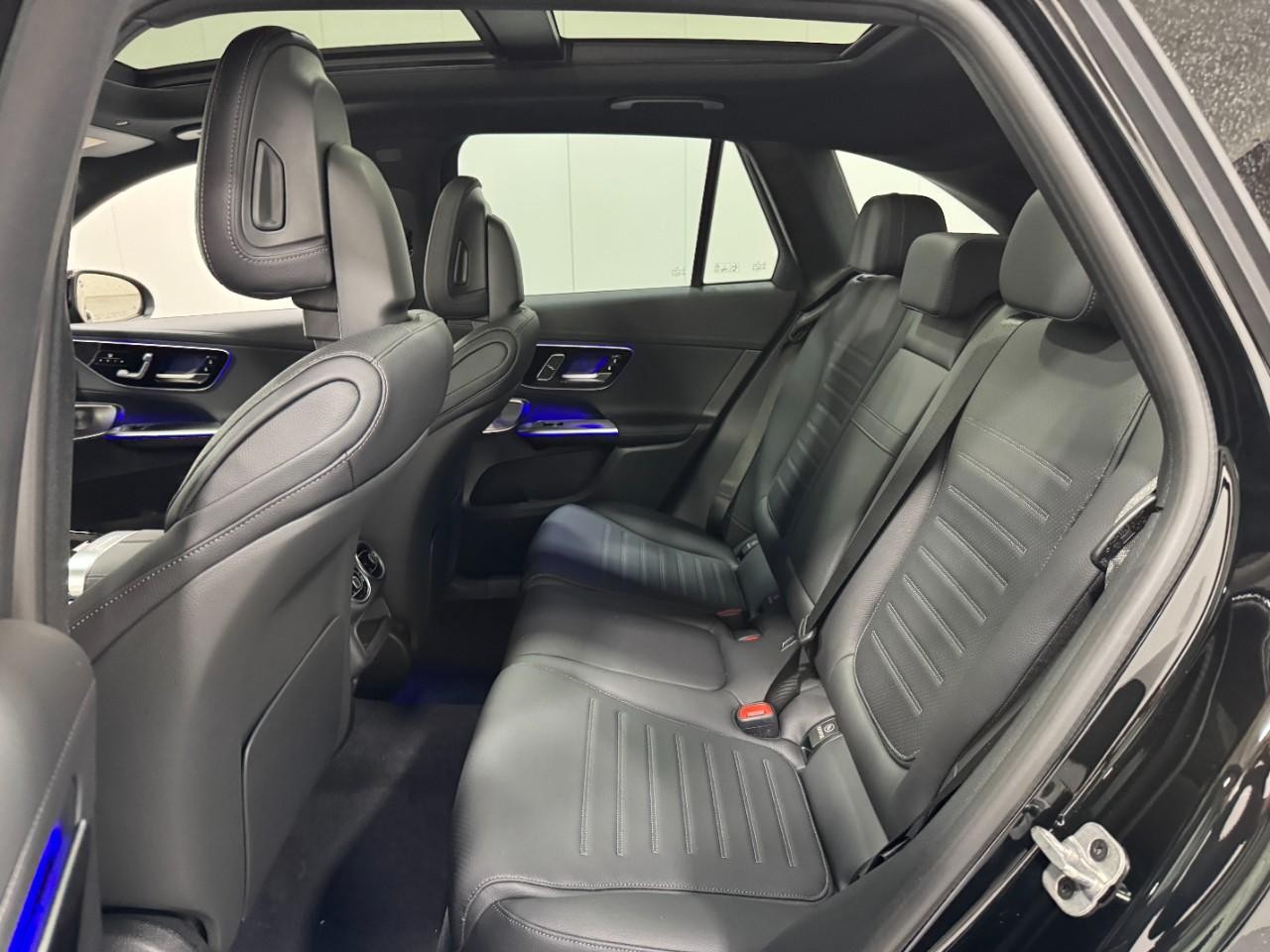 Mercedes-Benz GLC Vehicle Full-screen Gallery Image 8