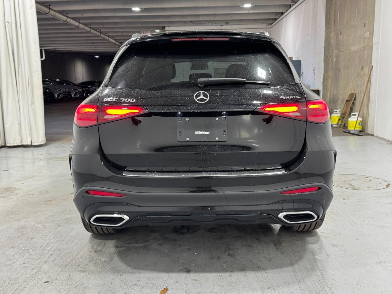 Mercedes-Benz GLC Vehicle Full-screen Gallery Image 9