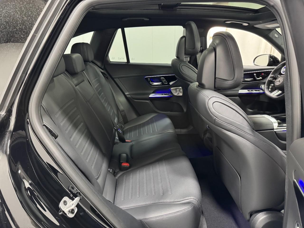 Mercedes-Benz GLC Vehicle Full-screen Gallery Image 10