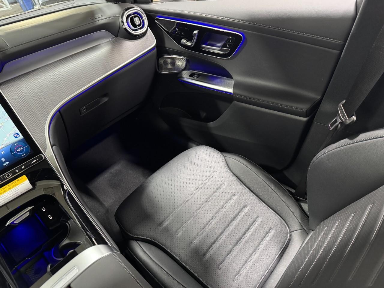 Mercedes-Benz GLC Vehicle Full-screen Gallery Image 15