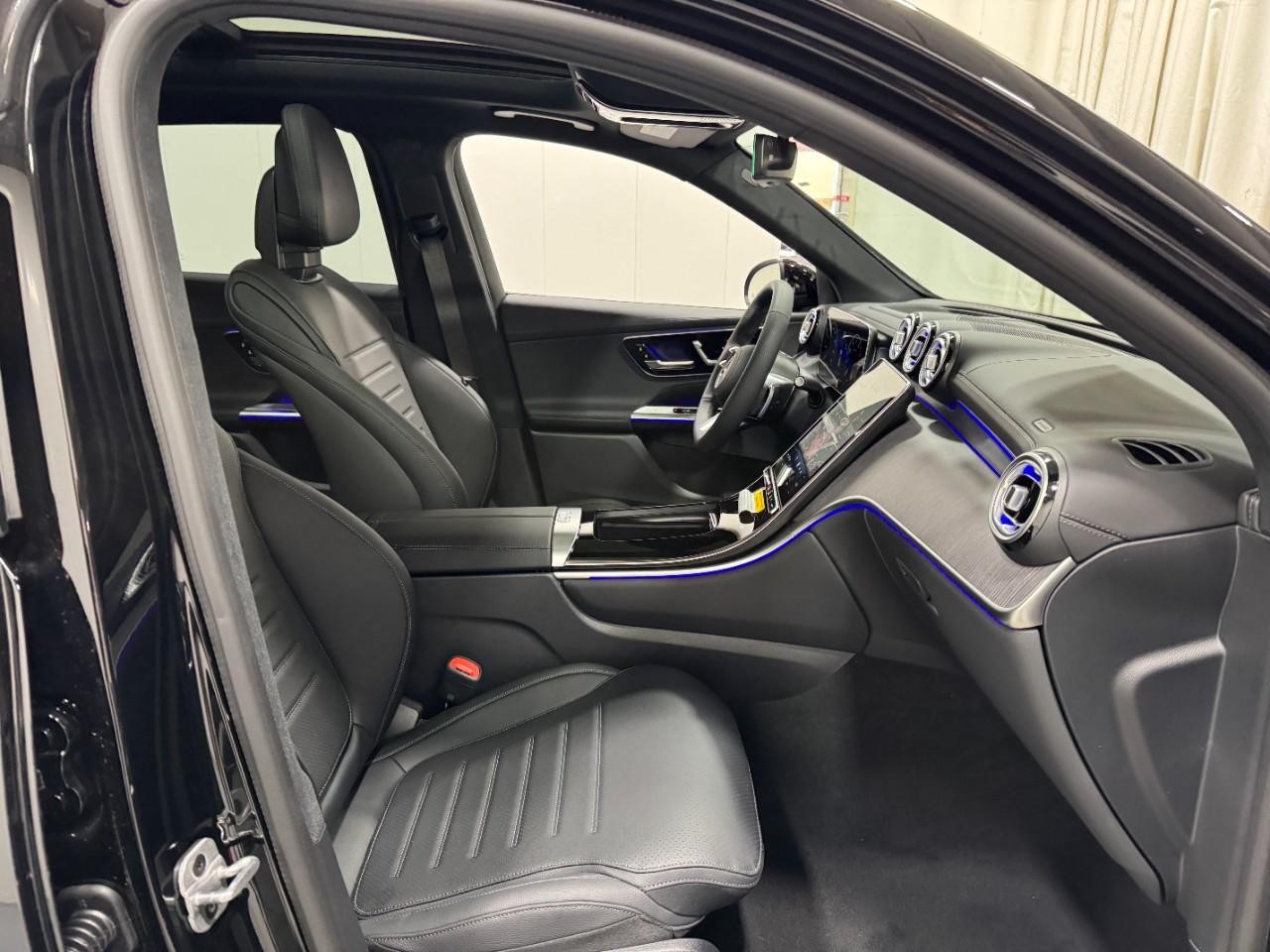 Mercedes-Benz GLC Vehicle Full-screen Gallery Image 16