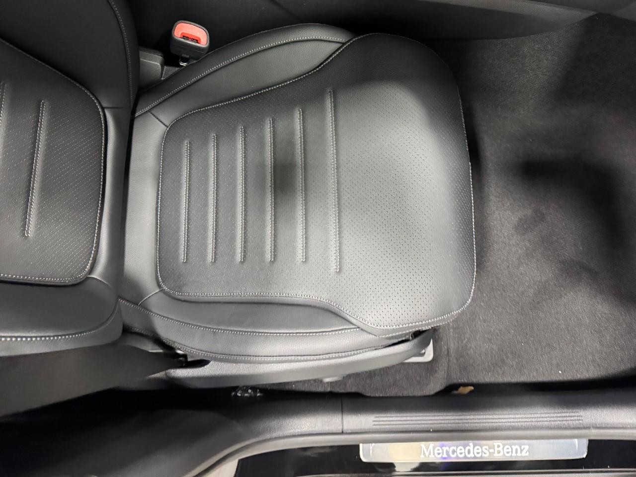 Mercedes-Benz GLC Vehicle Full-screen Gallery Image 17