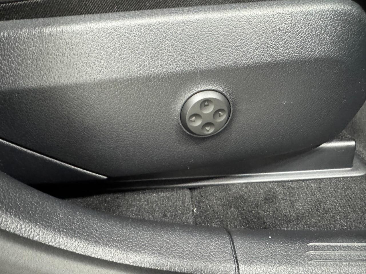 Mercedes-Benz GLC Vehicle Full-screen Gallery Image 18