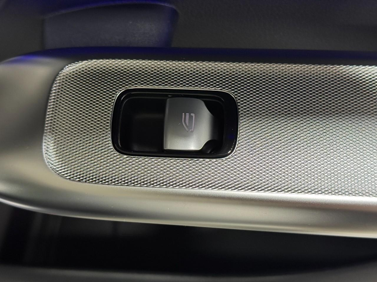 Mercedes-Benz GLC Vehicle Full-screen Gallery Image 21