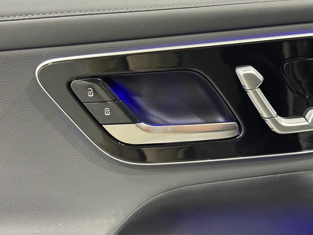 Mercedes-Benz GLC Vehicle Full-screen Gallery Image 23