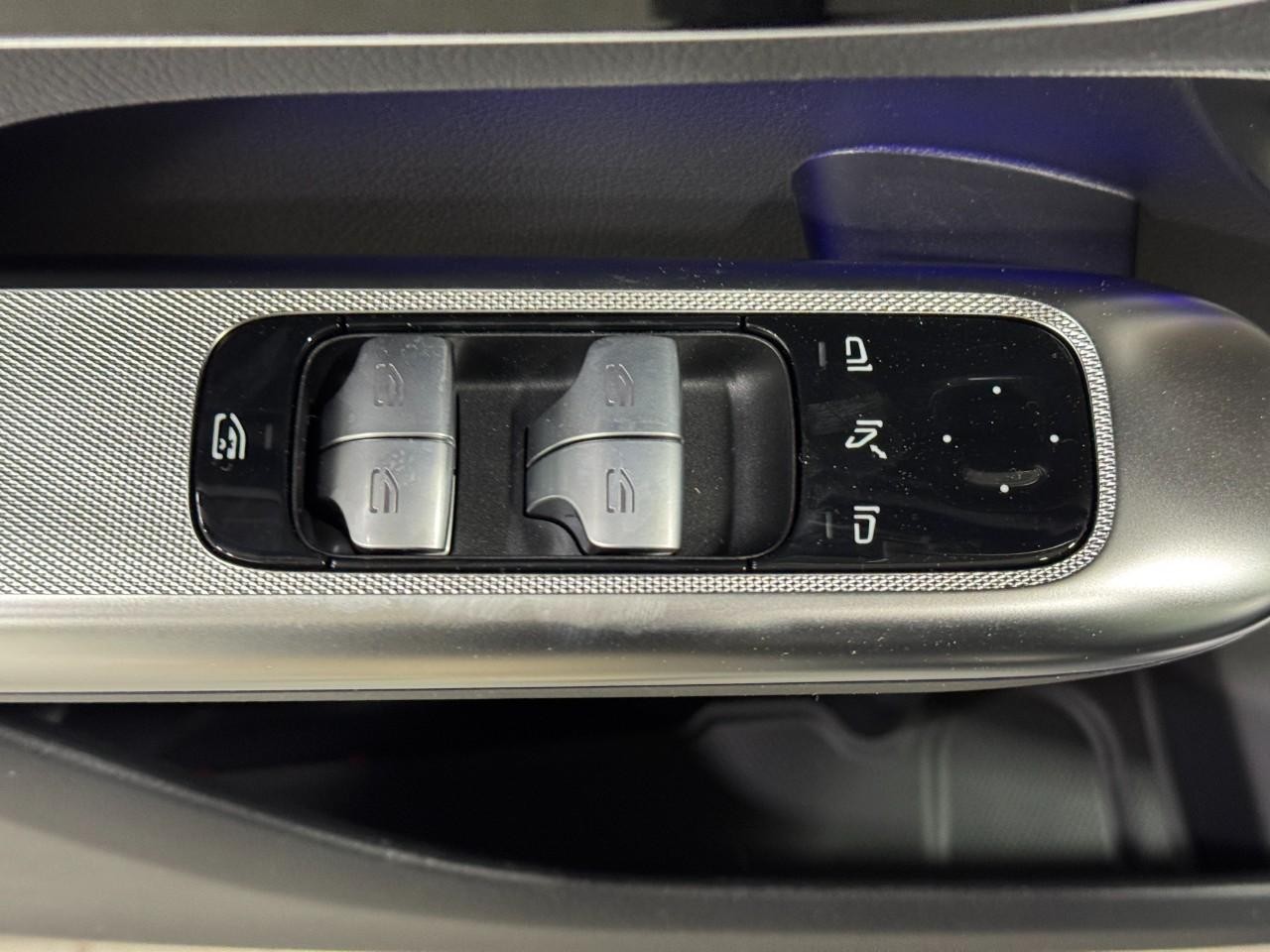 Mercedes-Benz GLC Vehicle Full-screen Gallery Image 24