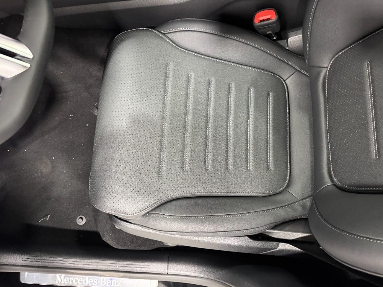 Mercedes-Benz GLC Vehicle Full-screen Gallery Image 28