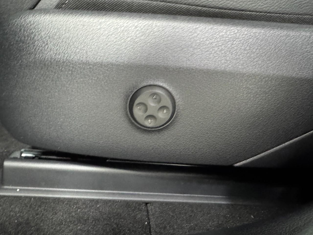 Mercedes-Benz GLC Vehicle Full-screen Gallery Image 29