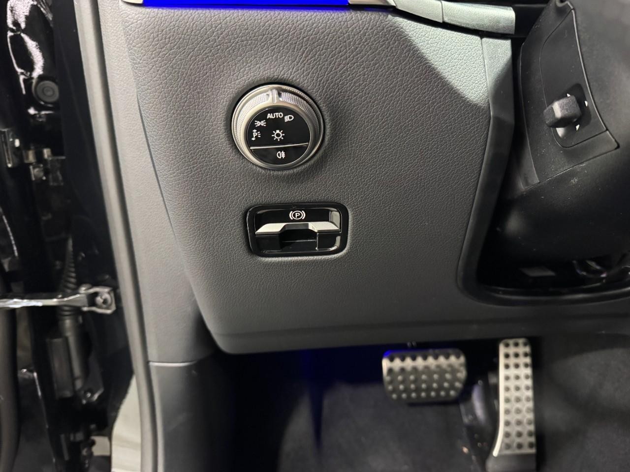 Mercedes-Benz GLC Vehicle Full-screen Gallery Image 30