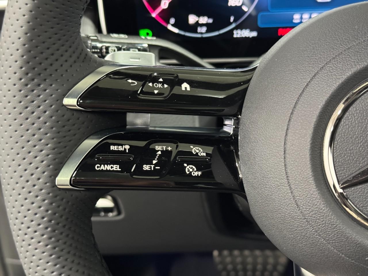 Mercedes-Benz GLC Vehicle Full-screen Gallery Image 31