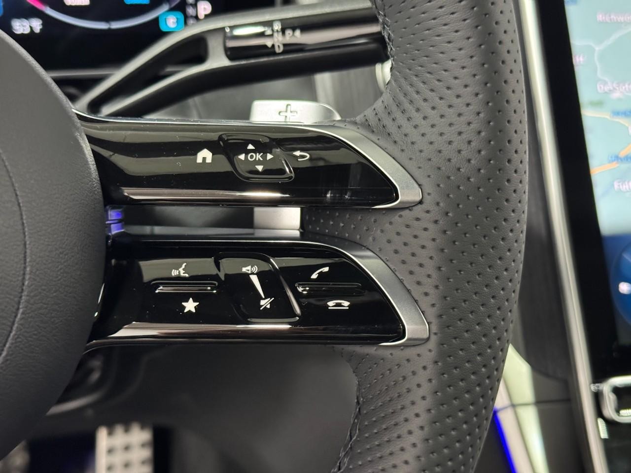 Mercedes-Benz GLC Vehicle Full-screen Gallery Image 32