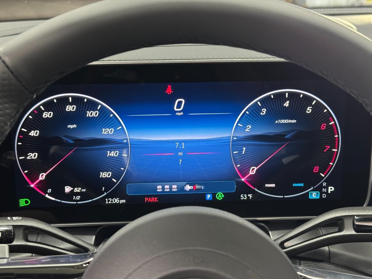 Mercedes-Benz GLC Vehicle Full-screen Gallery Image 33