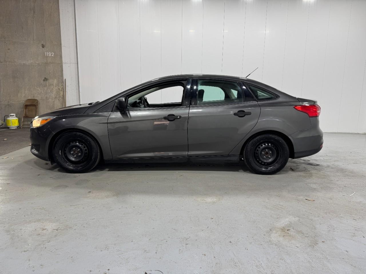 Ford Focus Vehicle Full-screen Gallery Image 2