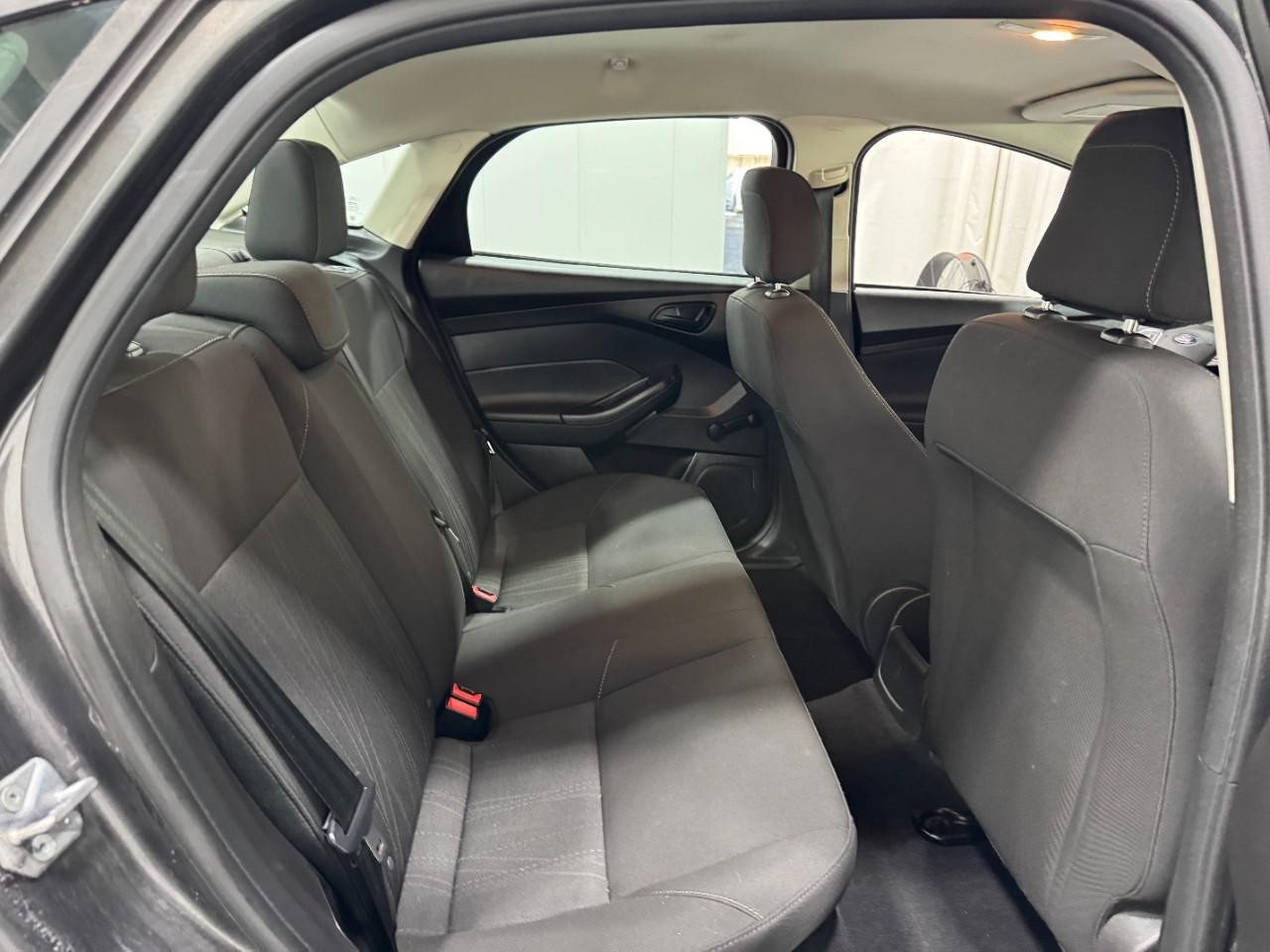 Ford Focus Vehicle Full-screen Gallery Image 10