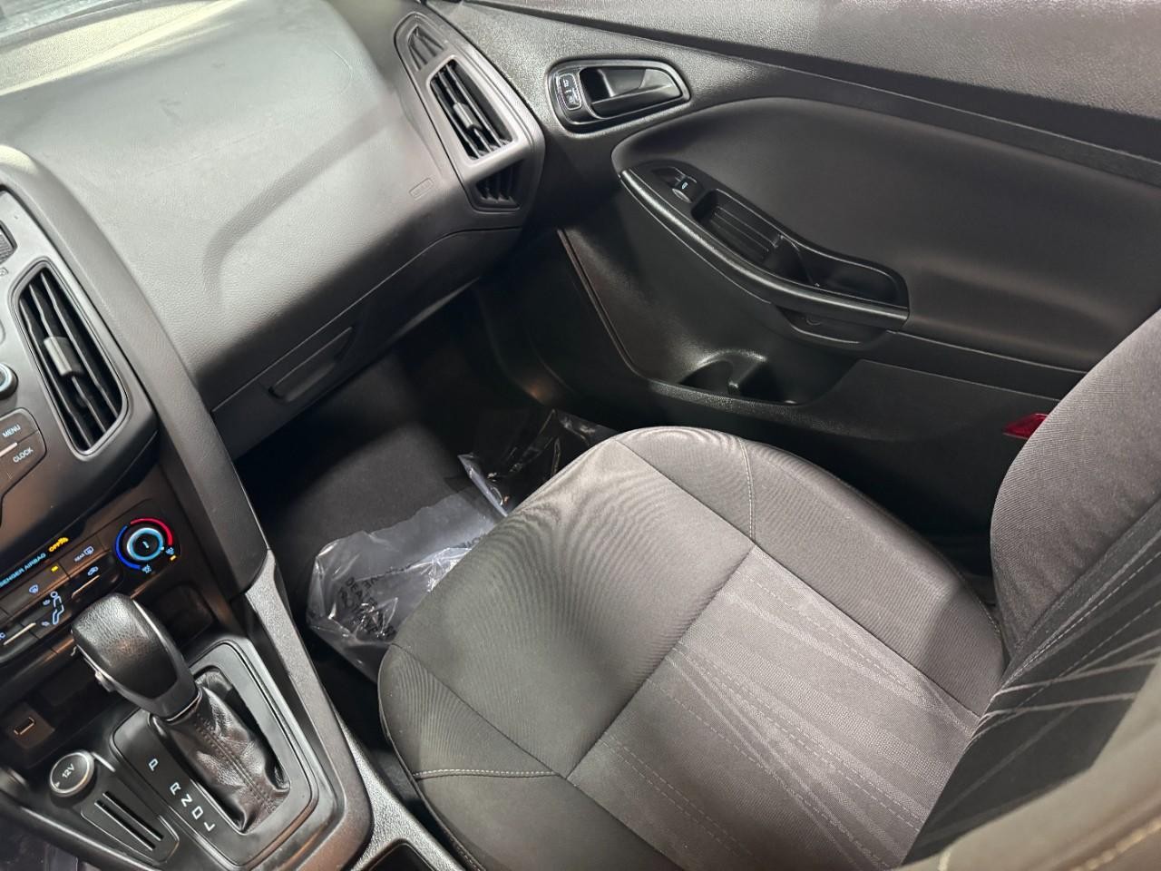 Ford Focus Vehicle Full-screen Gallery Image 16