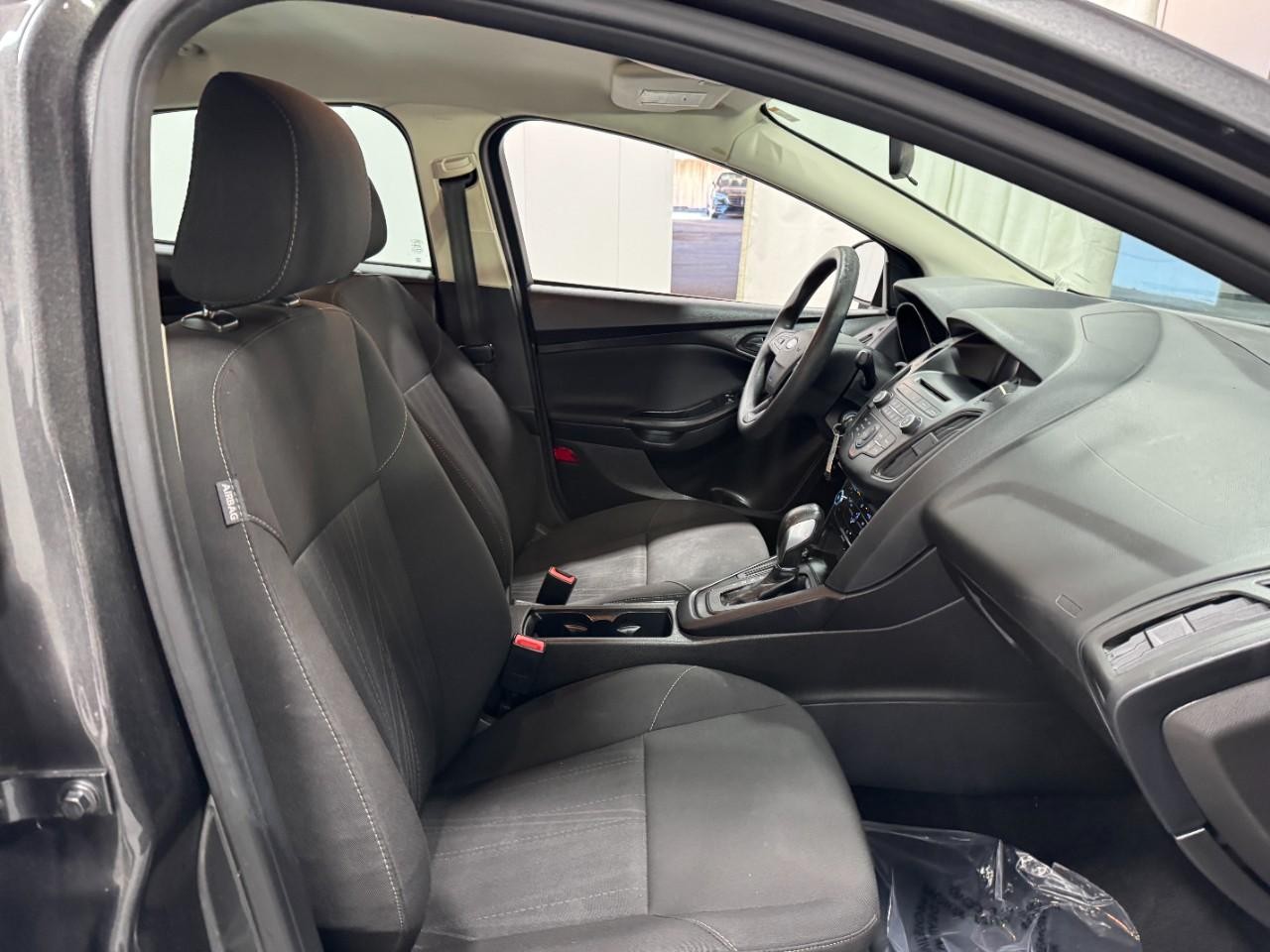 Ford Focus Vehicle Full-screen Gallery Image 17