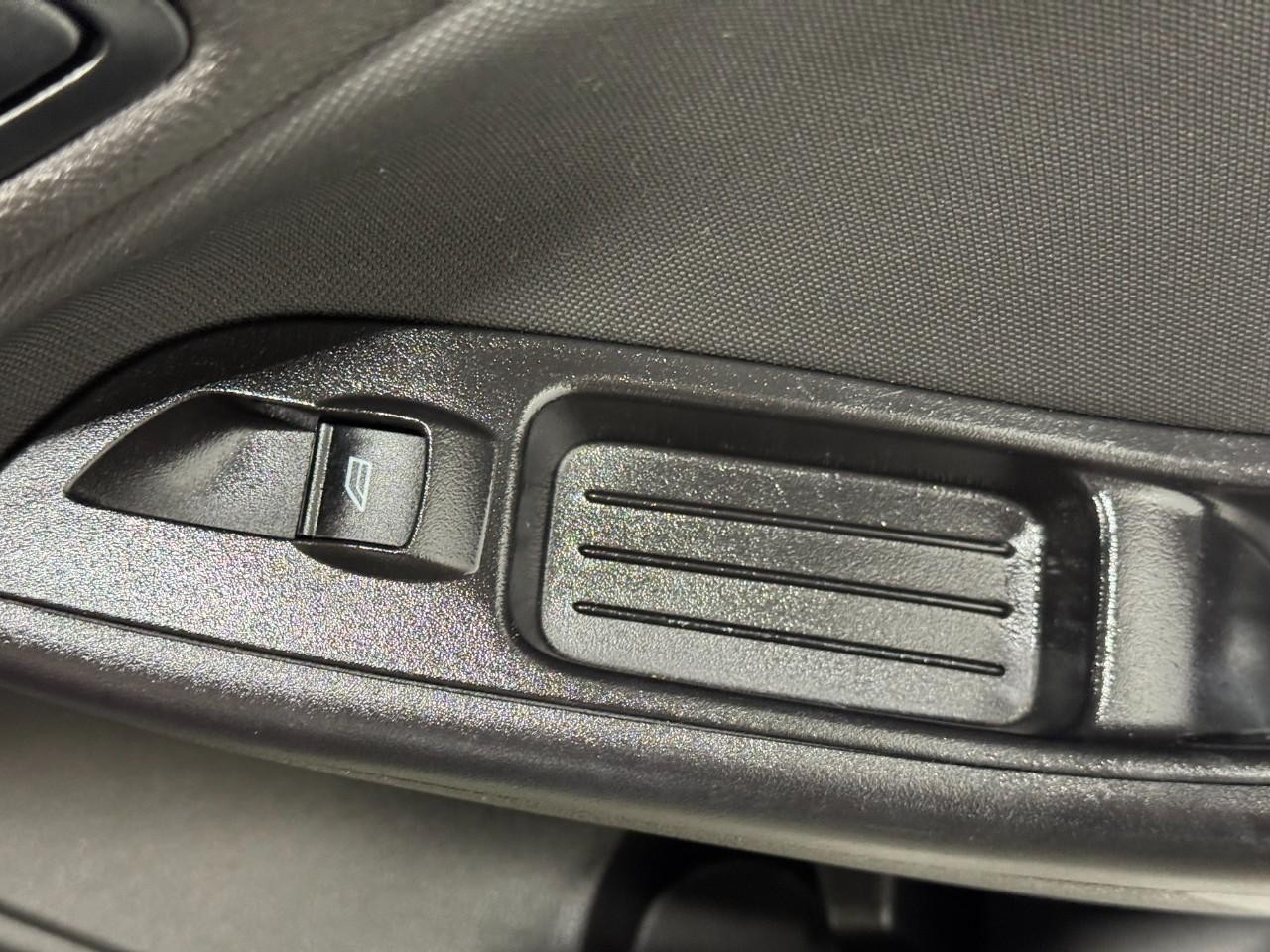 Ford Focus Vehicle Full-screen Gallery Image 21