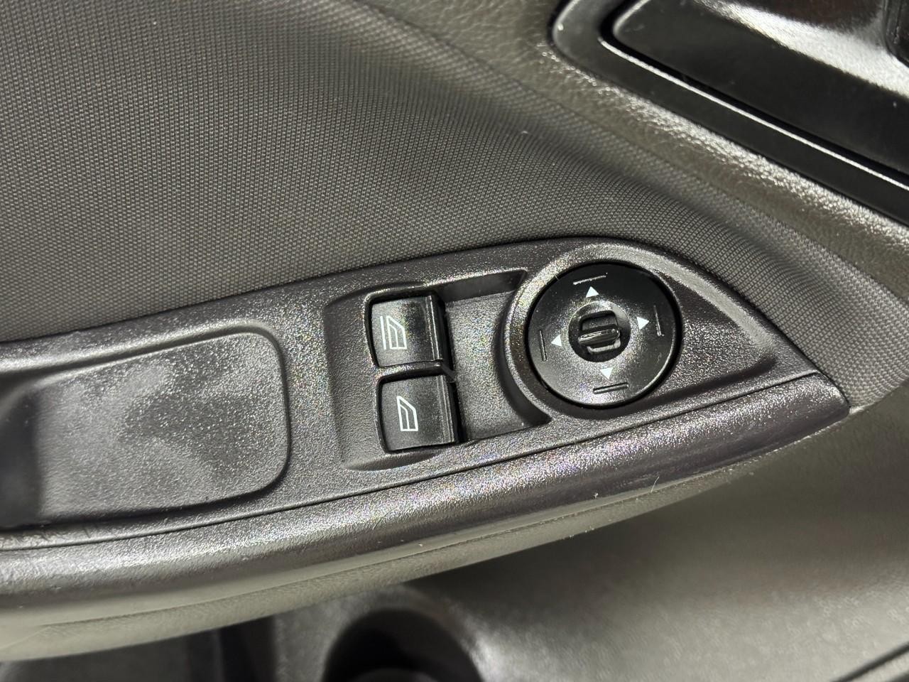 Ford Focus Vehicle Full-screen Gallery Image 23