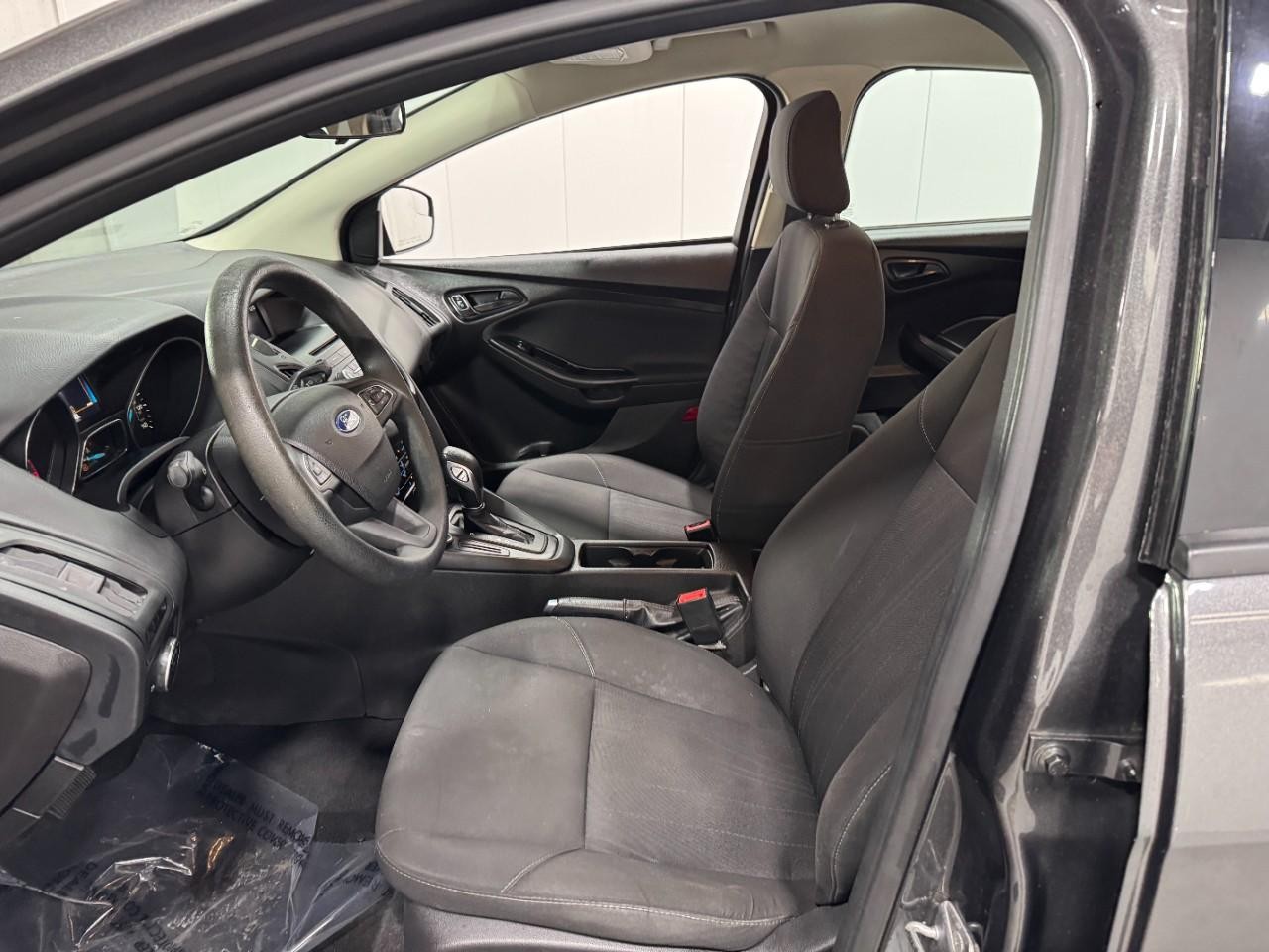 Ford Focus Vehicle Full-screen Gallery Image 24