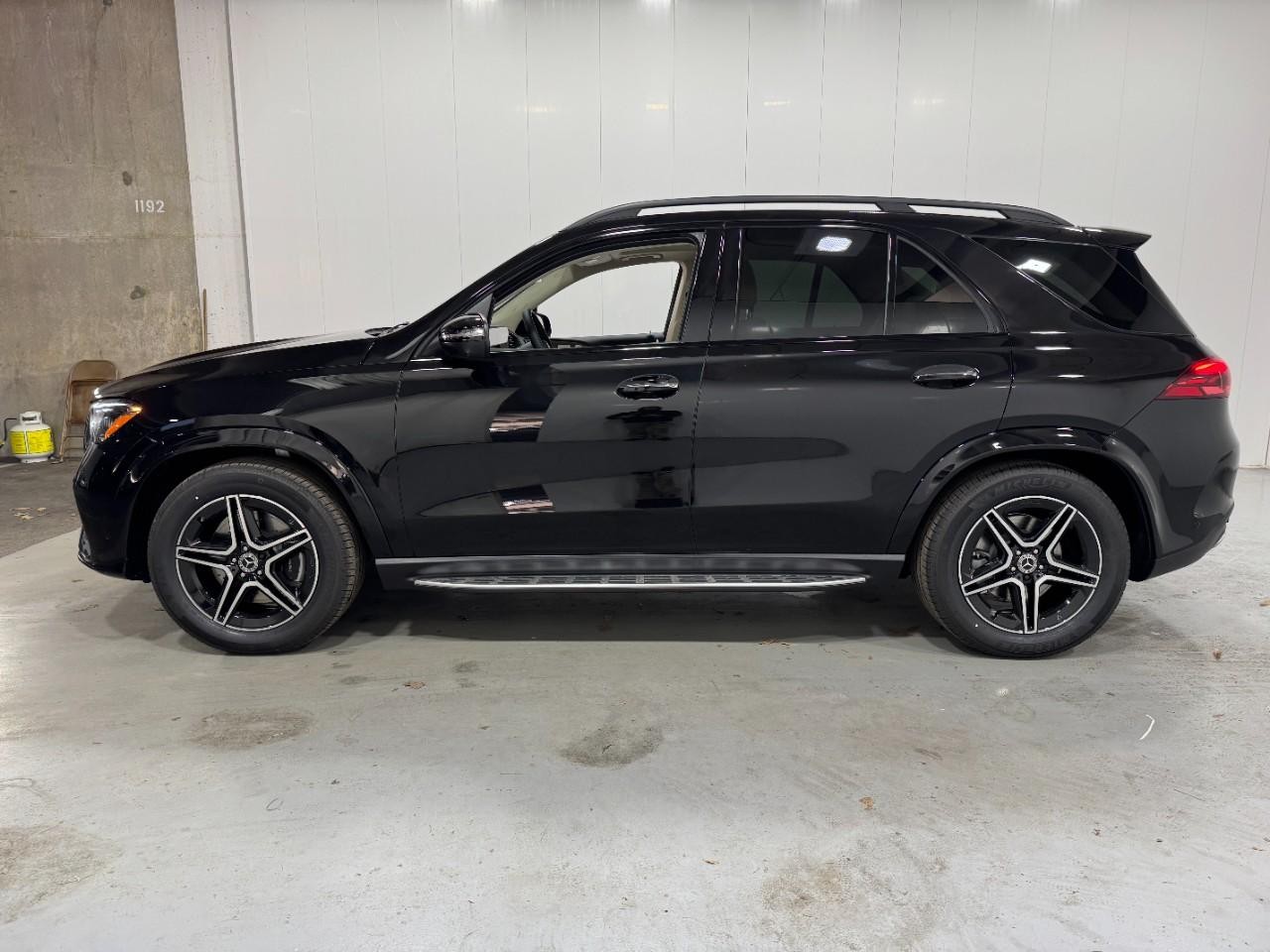 Mercedes-Benz GLE Vehicle Full-screen Gallery Image 2