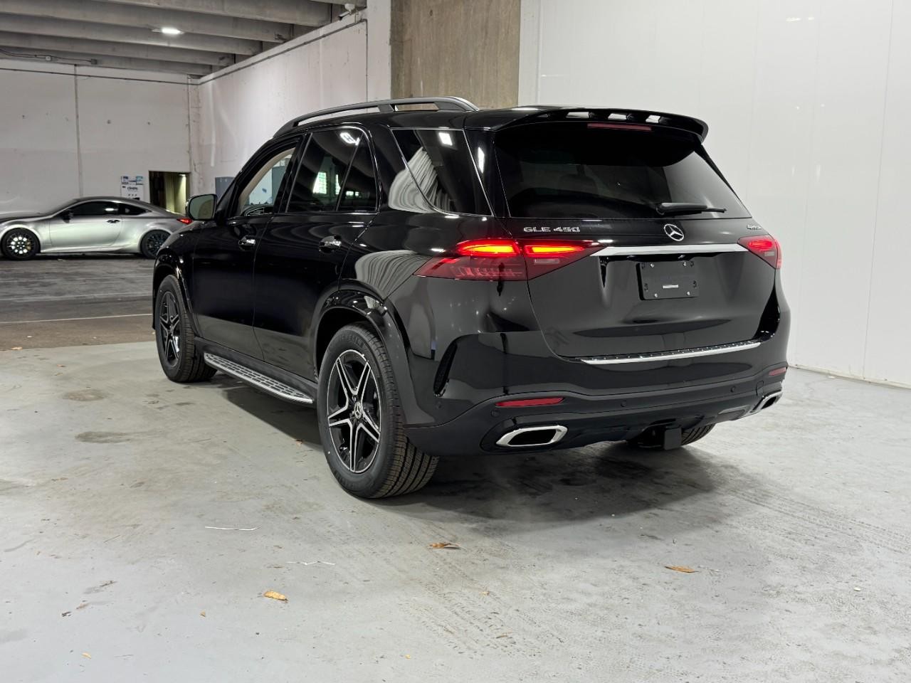 Mercedes-Benz GLE Vehicle Full-screen Gallery Image 3