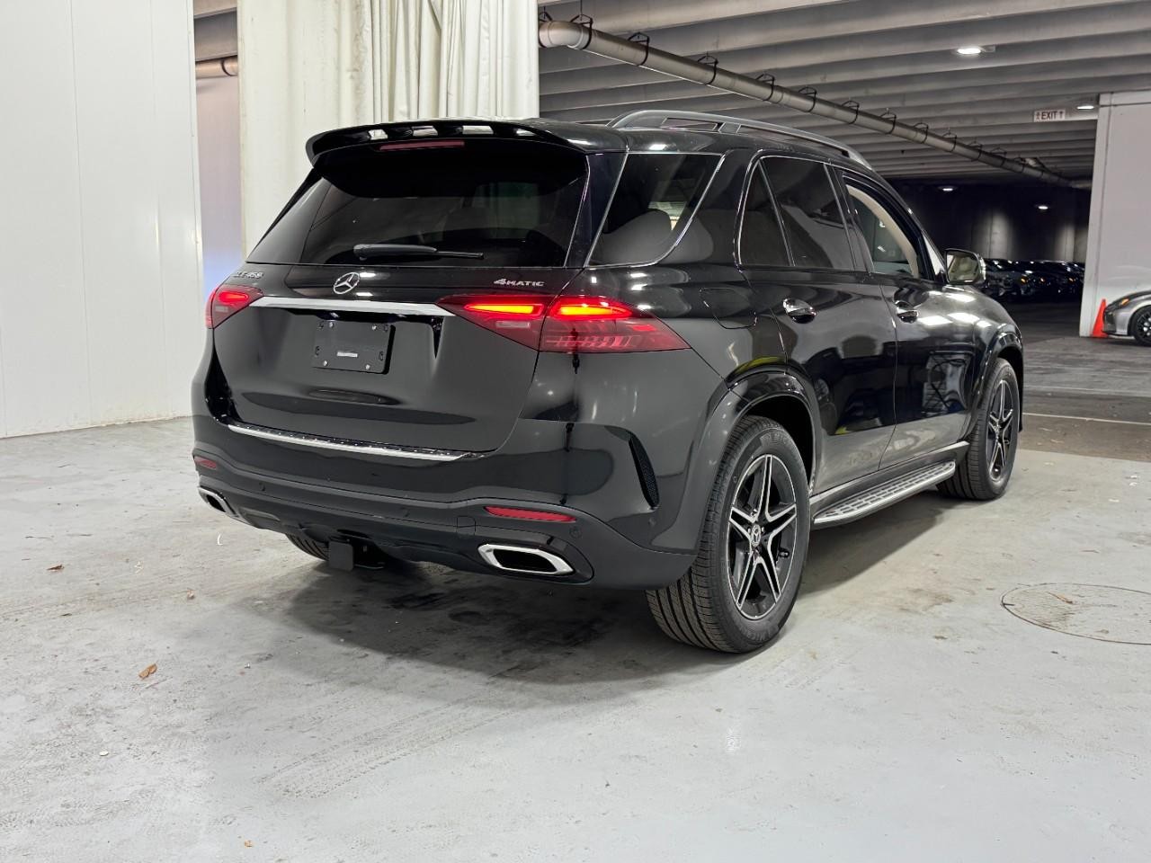 Mercedes-Benz GLE Vehicle Full-screen Gallery Image 4