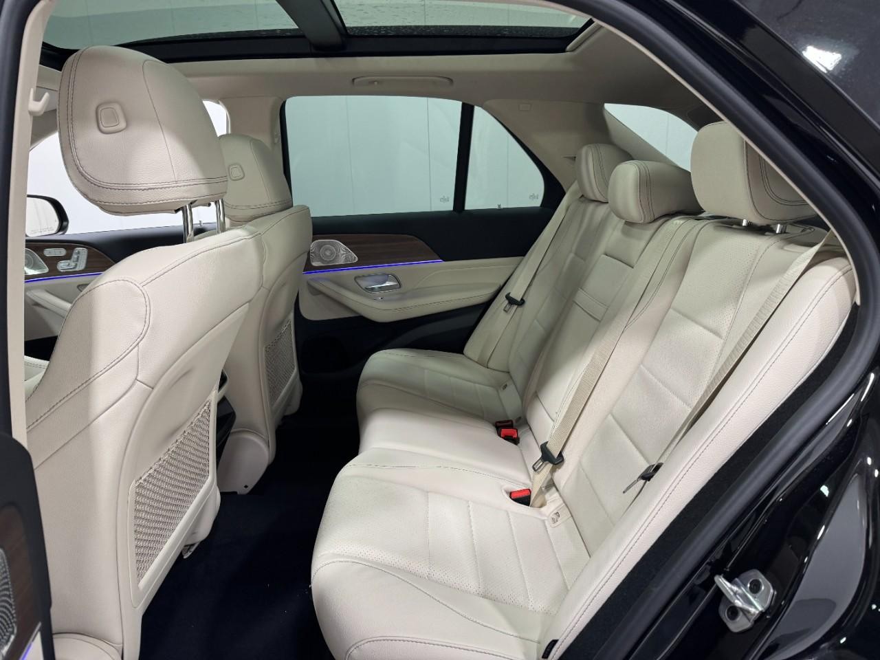 Mercedes-Benz GLE Vehicle Full-screen Gallery Image 8