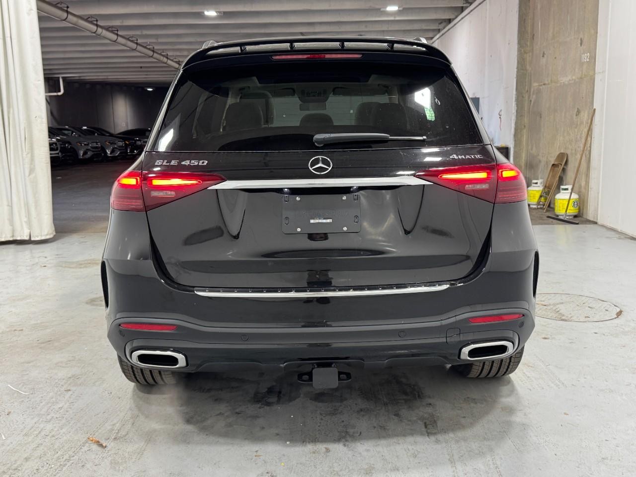 Mercedes-Benz GLE Vehicle Full-screen Gallery Image 9