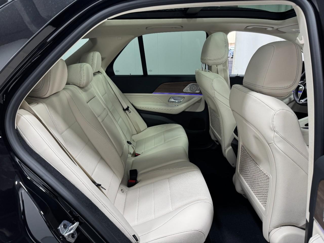 Mercedes-Benz GLE Vehicle Full-screen Gallery Image 10