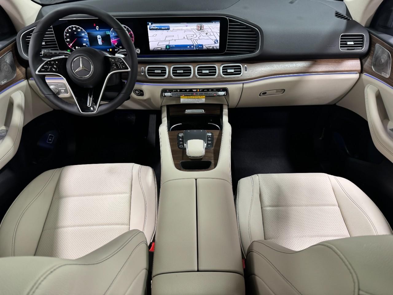 Mercedes-Benz GLE Vehicle Full-screen Gallery Image 12