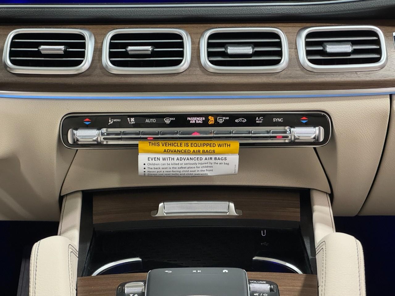 Mercedes-Benz GLE Vehicle Full-screen Gallery Image 15