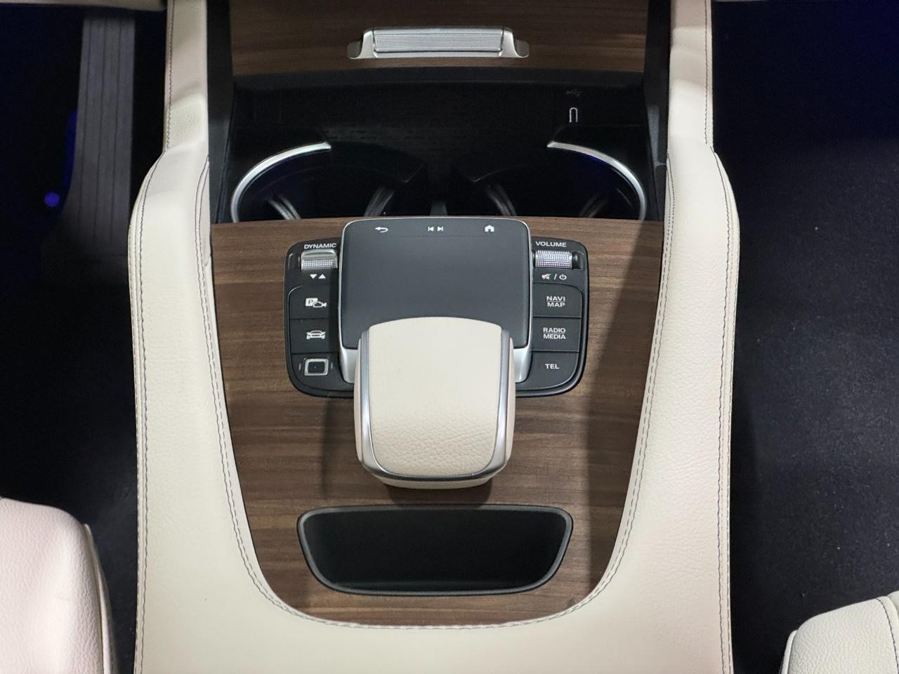 Mercedes-Benz GLE Vehicle Full-screen Gallery Image 16