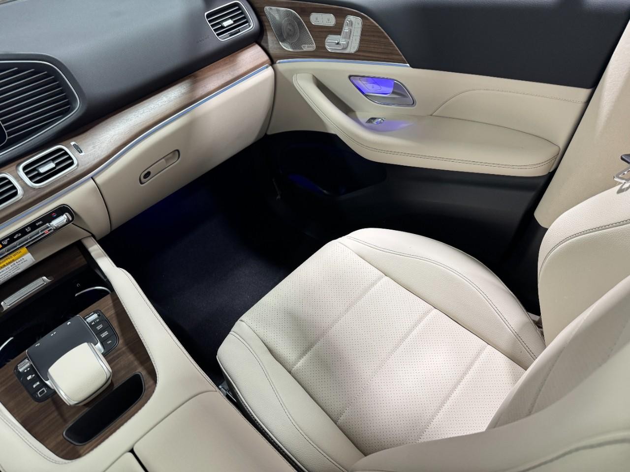 Mercedes-Benz GLE Vehicle Full-screen Gallery Image 17