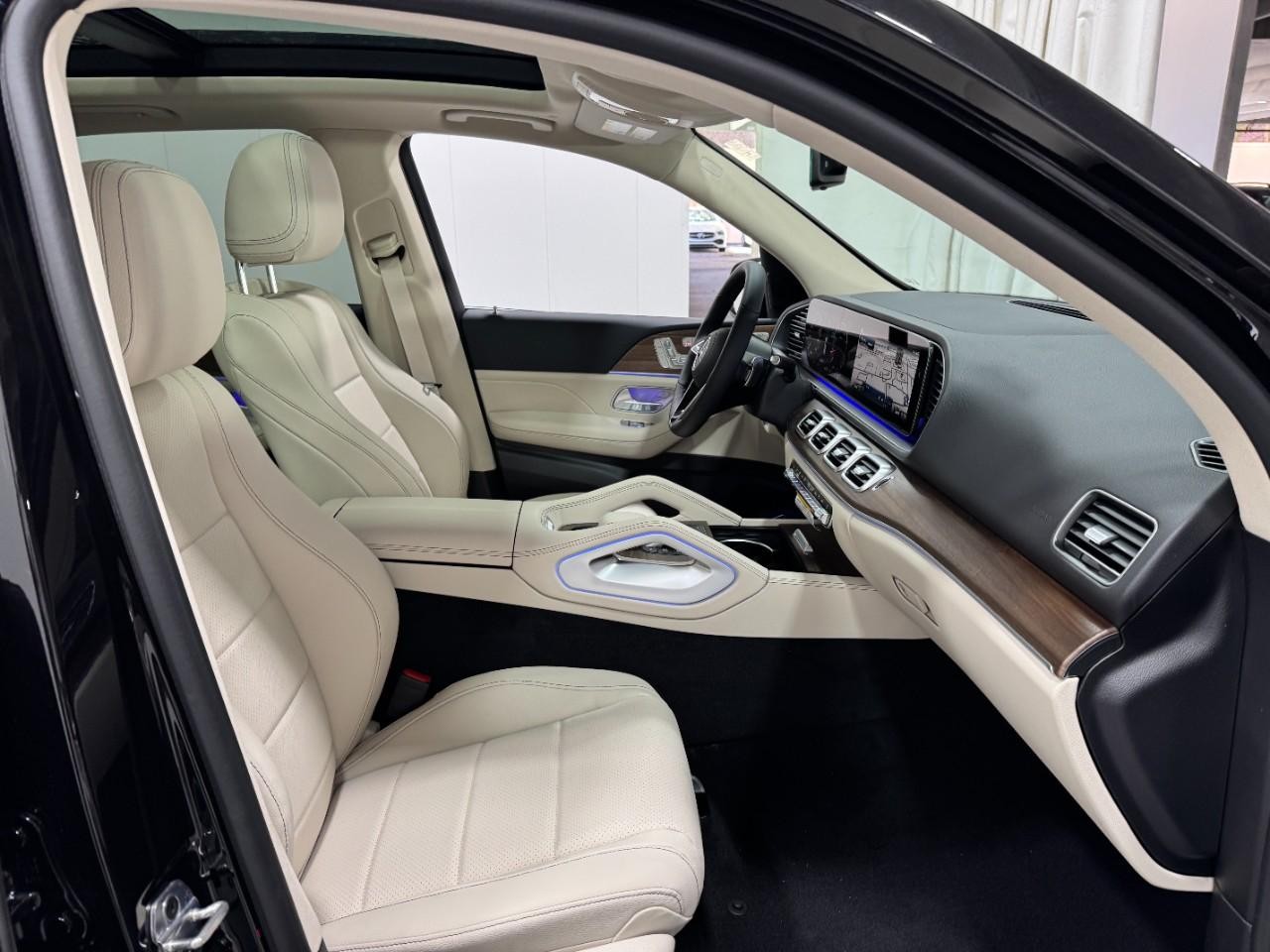 Mercedes-Benz GLE Vehicle Full-screen Gallery Image 18