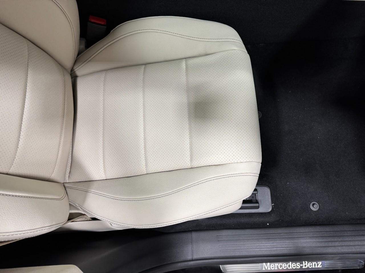 Mercedes-Benz GLE Vehicle Full-screen Gallery Image 19