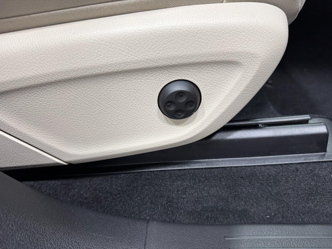 Mercedes-Benz GLE Vehicle Full-screen Gallery Image 20