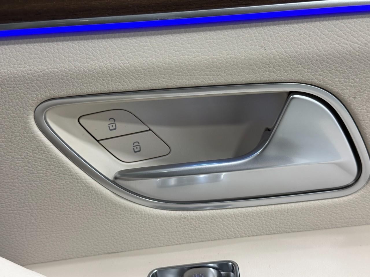 Mercedes-Benz GLE Vehicle Full-screen Gallery Image 22