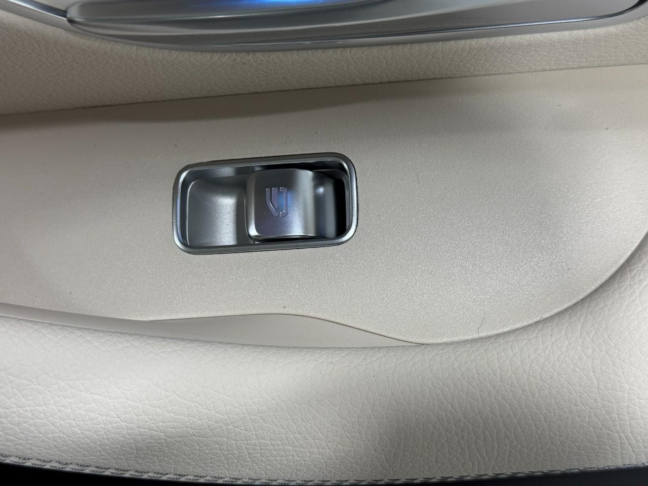 Mercedes-Benz GLE Vehicle Full-screen Gallery Image 23