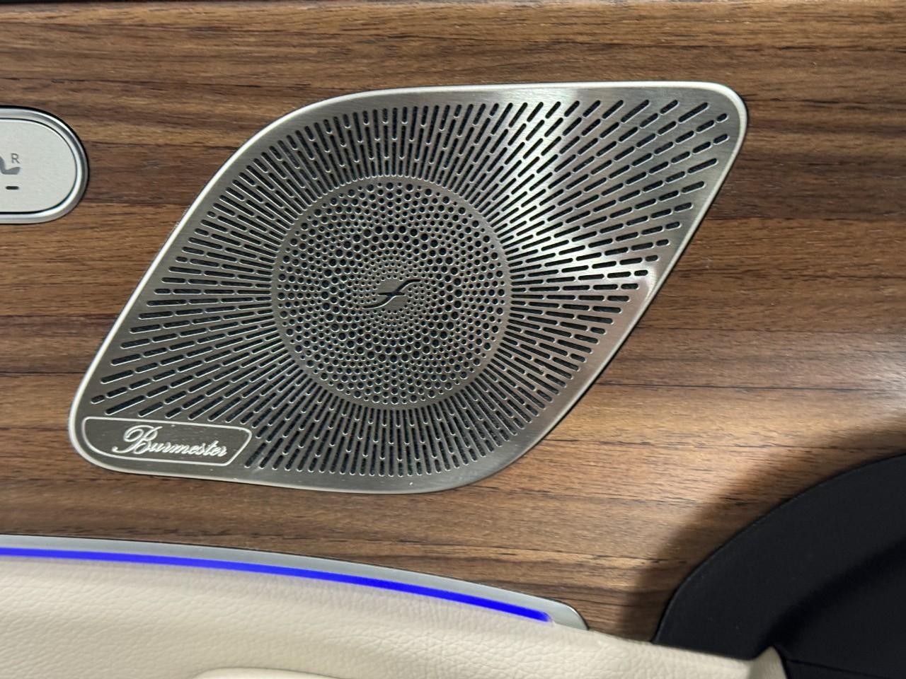 Mercedes-Benz GLE Vehicle Full-screen Gallery Image 24