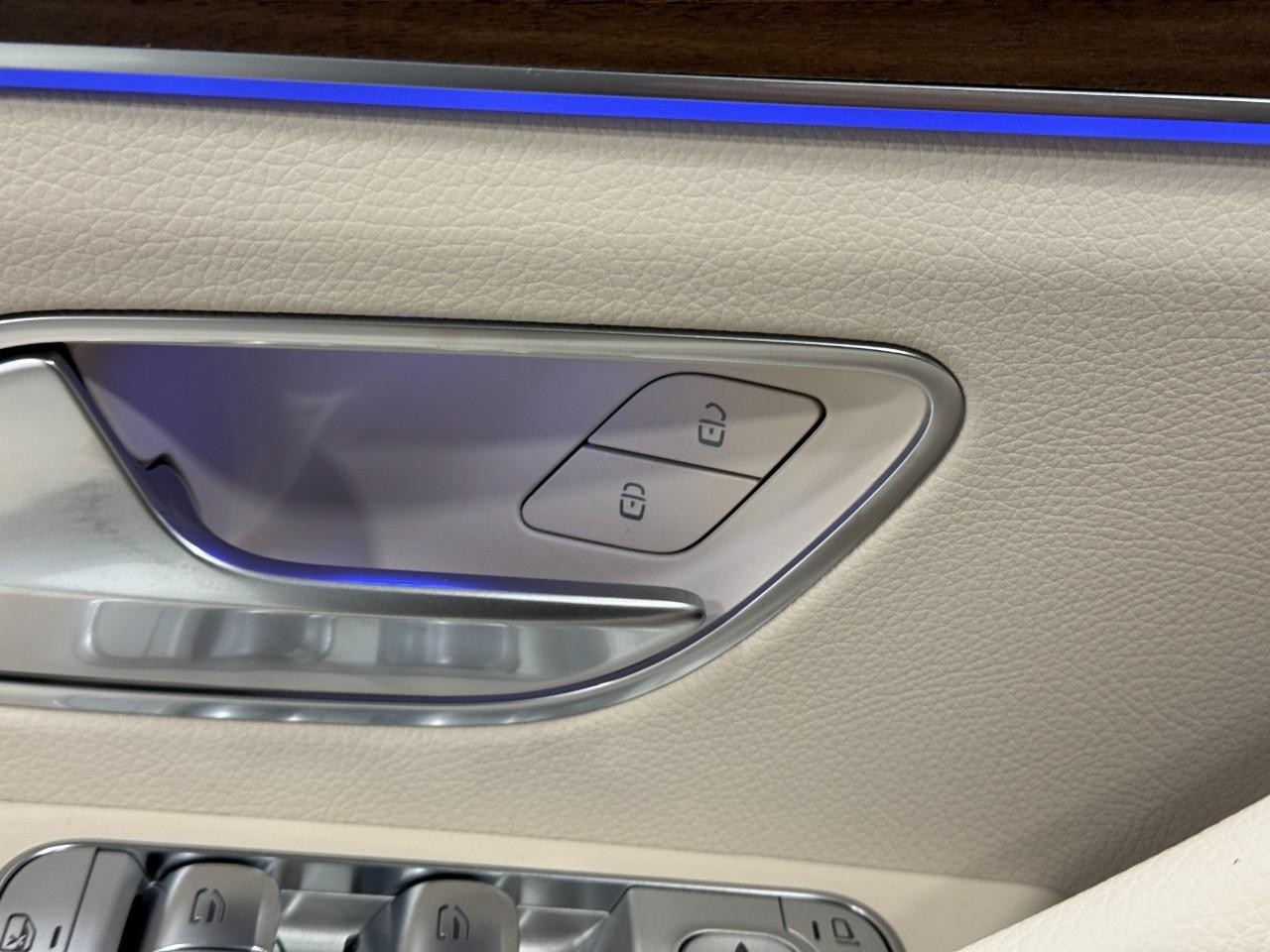 Mercedes-Benz GLE Vehicle Full-screen Gallery Image 26