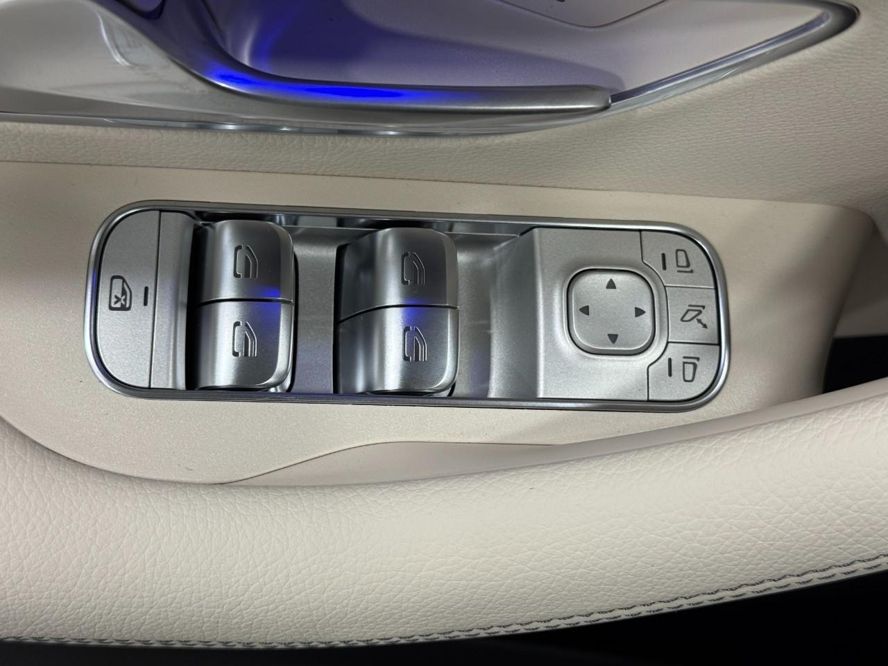 Mercedes-Benz GLE Vehicle Full-screen Gallery Image 27