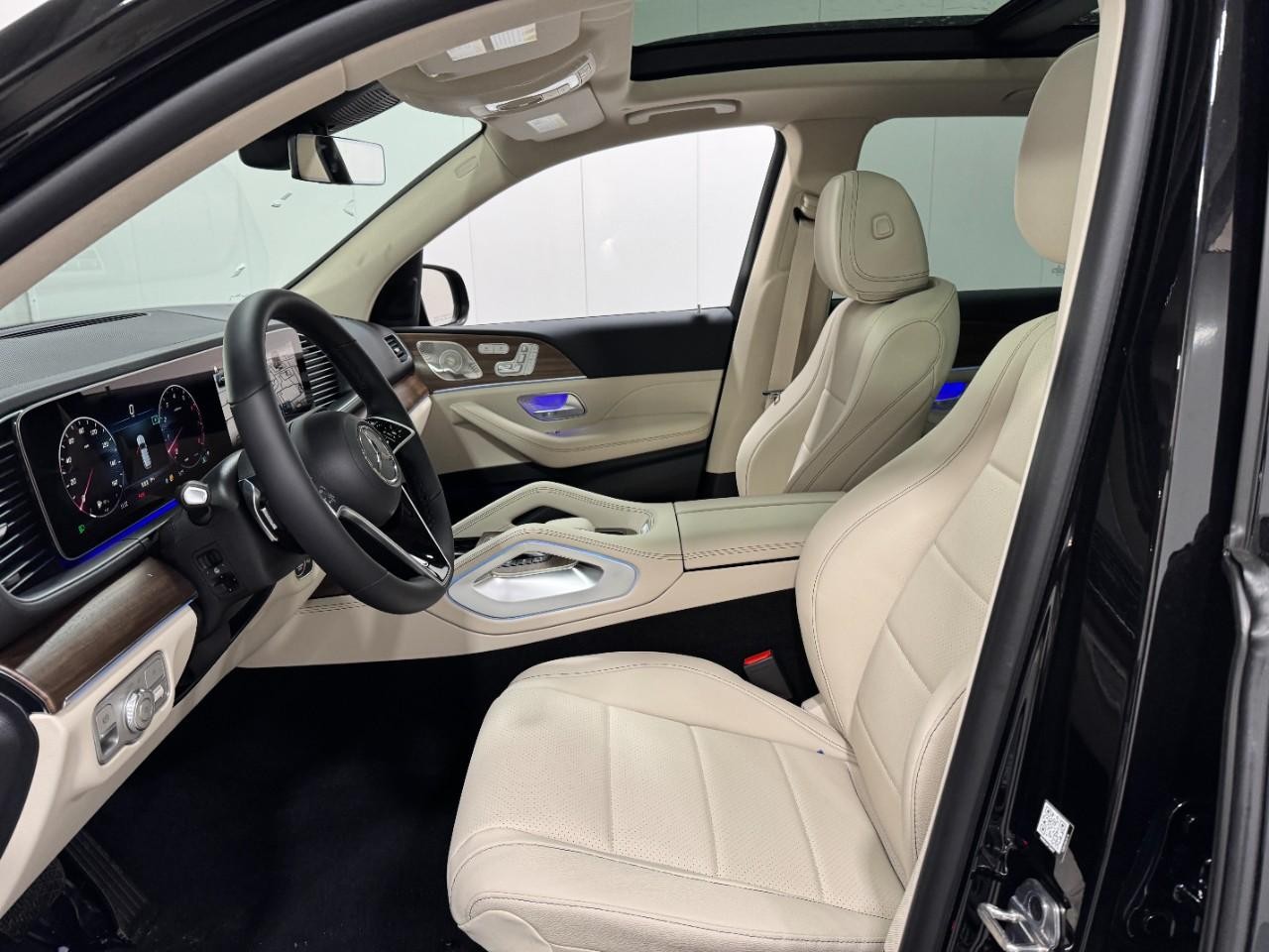 Mercedes-Benz GLE Vehicle Full-screen Gallery Image 29