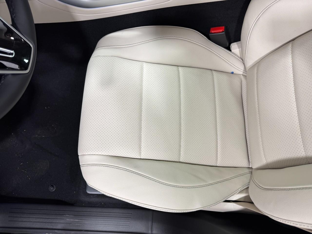 Mercedes-Benz GLE Vehicle Full-screen Gallery Image 30