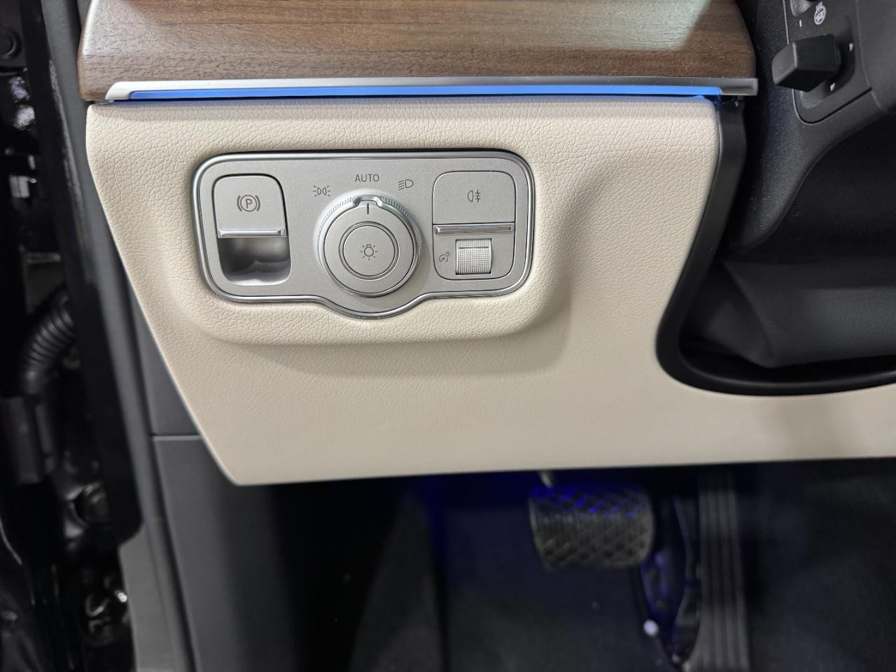 Mercedes-Benz GLE Vehicle Full-screen Gallery Image 32