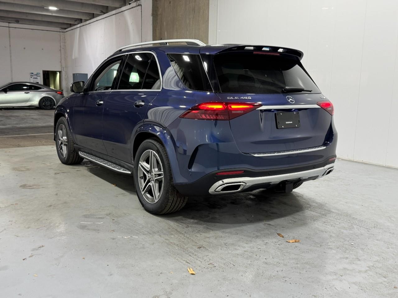 Mercedes-Benz GLE Vehicle Full-screen Gallery Image 3