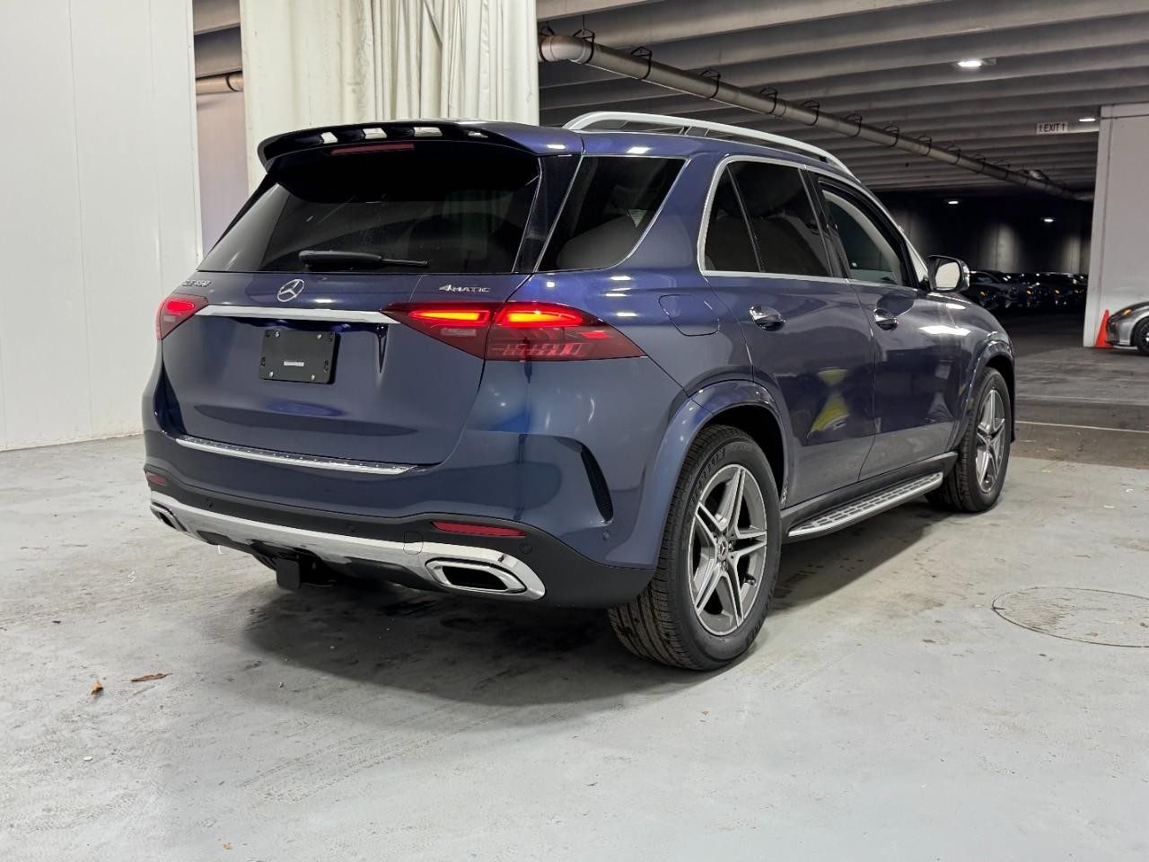 Mercedes-Benz GLE Vehicle Full-screen Gallery Image 4