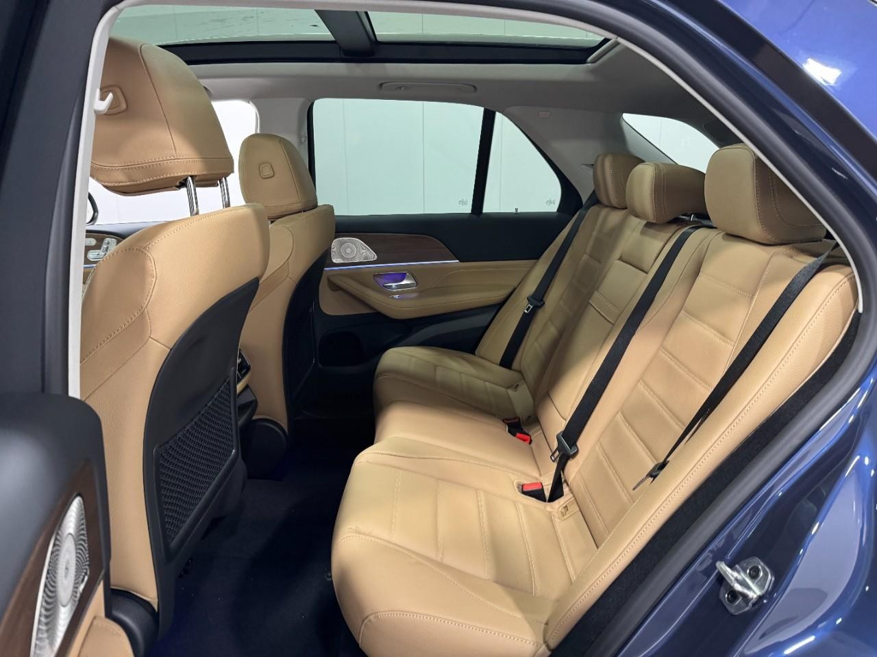 Mercedes-Benz GLE Vehicle Full-screen Gallery Image 8